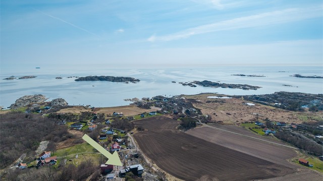 Stor tomt beliggende på en liten høyde. Boligen er bygget på fjell med flott utsikt over omkringliggende omgivelser og mot havet