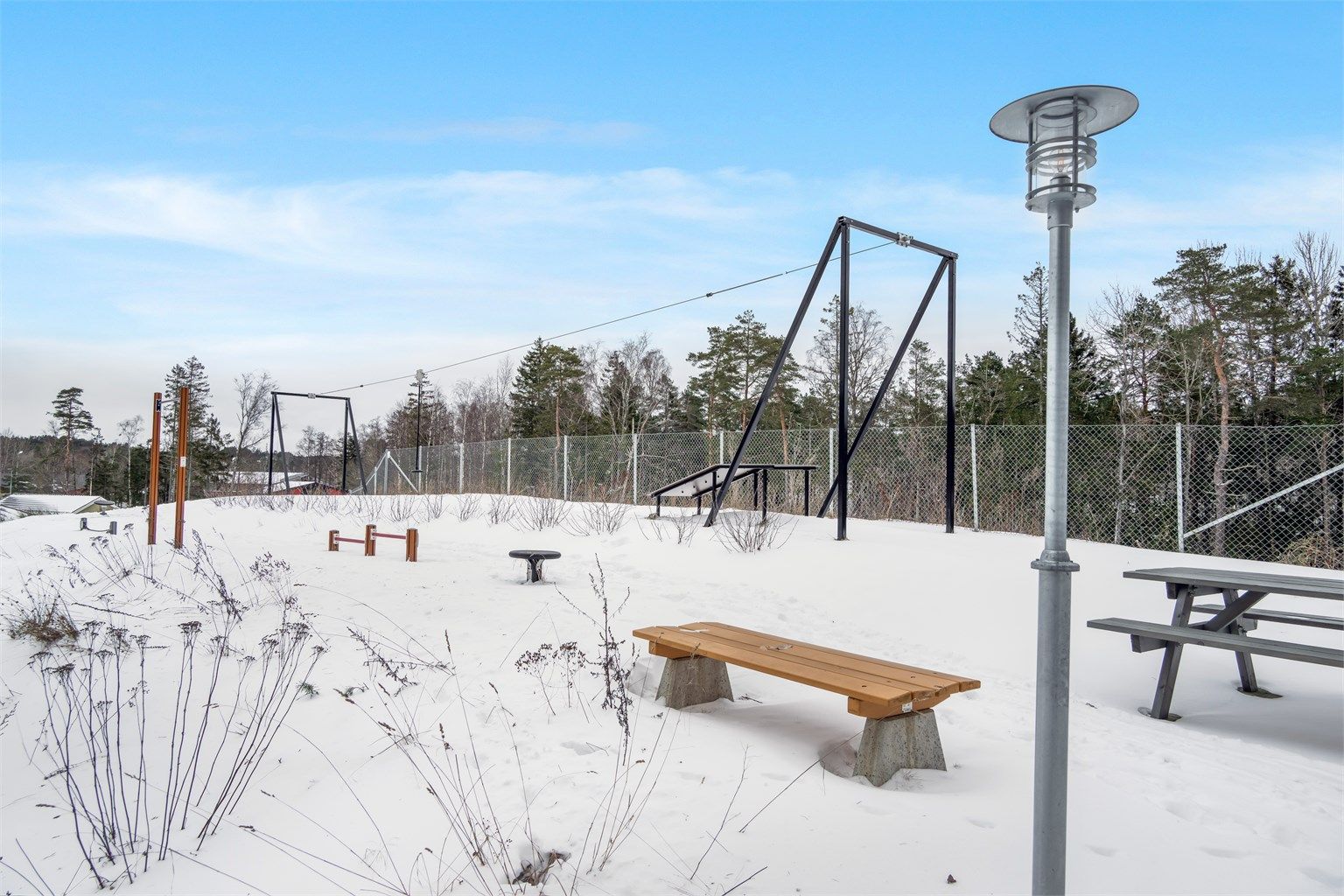 Det er også satt opp Zip line! De gjennomtenkte uteområdene gir gode møteplasser for beboerne og bidrar til en harmonisk og attraktiv helhet.