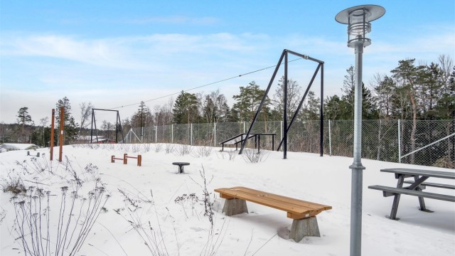 Det er også satt opp Zip line! De gjennomtenkte uteområdene gir gode møteplasser for beboerne og bidrar til en harmonisk og attraktiv helhet.