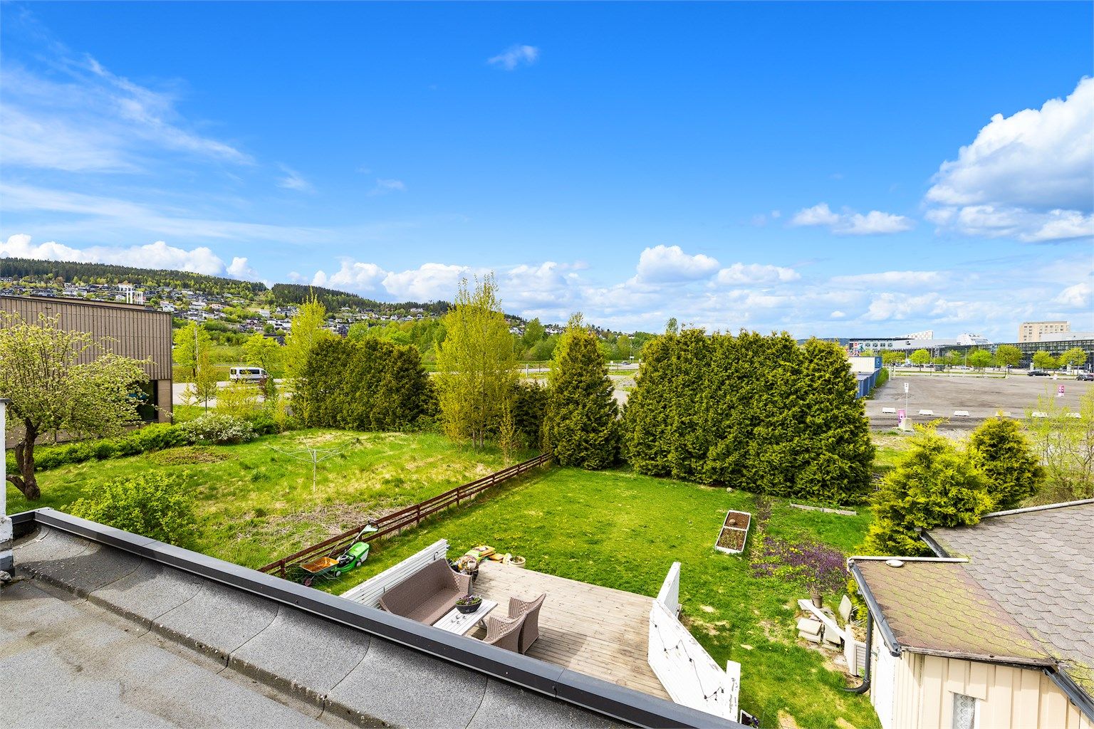 Utsikt over nærområdet fra boligens takterrasse.