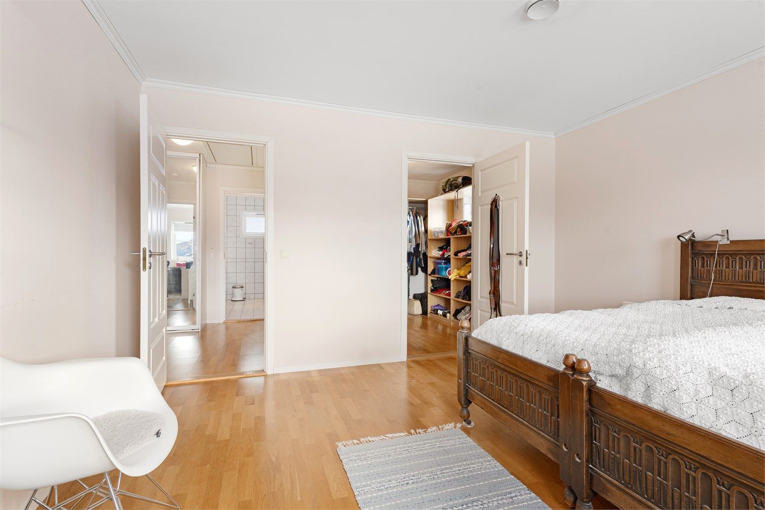 Fra soverommet er det direkte tilgang til en romslig walk-in-garderobe.