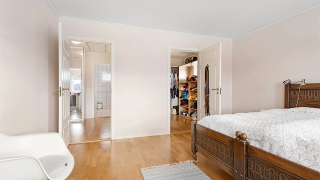 Fra soverommet er det direkte tilgang til en romslig walk-in-garderobe.