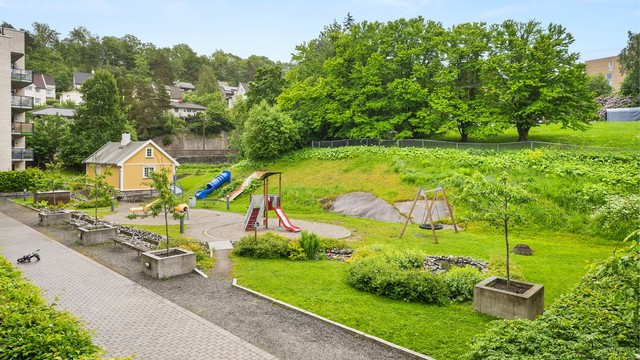 Sameiets fellesområder er pent opparbeidet med lekeapparater, sittebenker og beplantning.
