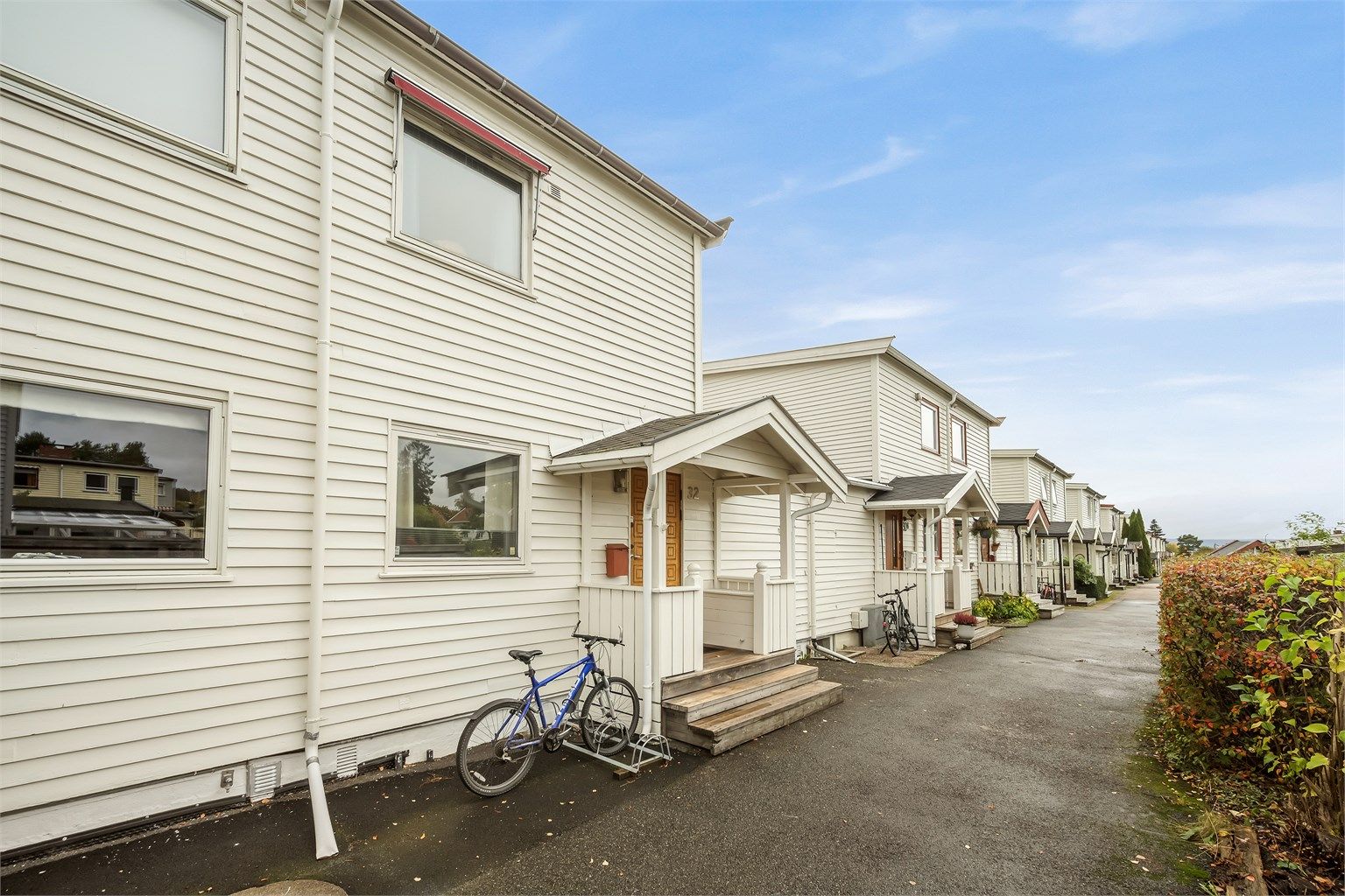 Overbygget inngangsparti og fasade med liggende trekledning. Foto: Martine Eren Jacobsen