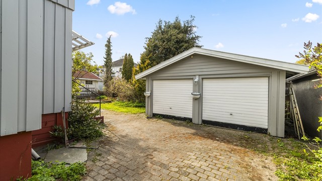 Frittstående garasje fra 1982 med plass til to biler, samt en integrert bod.