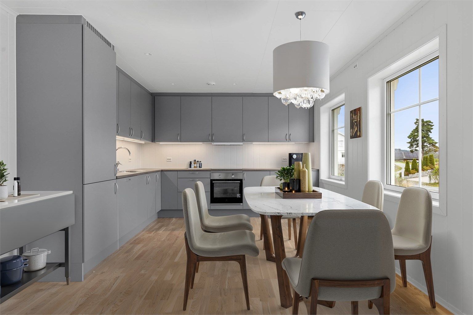 Digitalt møblert kjøkken. Kjøkkenet er fra Aubo med integrerte hvitevarer som medfølger.