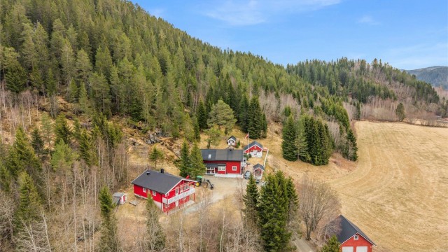 Dagligvarehandelen kan enkelt gjøres på Bunnpris eller Coop Extra, begge ca. 6 minutter unna med bil. Ønsker du et større utvalg av butikker, servicetilbud og restauranter, ligger Tiller med blant annet City Syd ca. 20–25 minutter unna med bil.