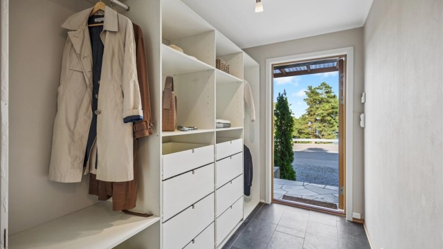 Den romslige gangen byr på rikelig med oppbevaringsplass.