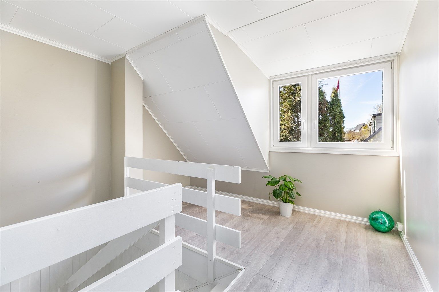 Foran vinduet i gangen er det rom for et skrivebord eller en kommode. Alternativt kan gangen fylle rollen som en lekeplass for familiens yngste.