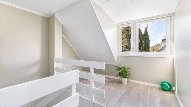 Foran vinduet i gangen er det rom for et skrivebord eller en kommode. Alternativt kan gangen fylle rollen som en lekeplass for familiens yngste.
