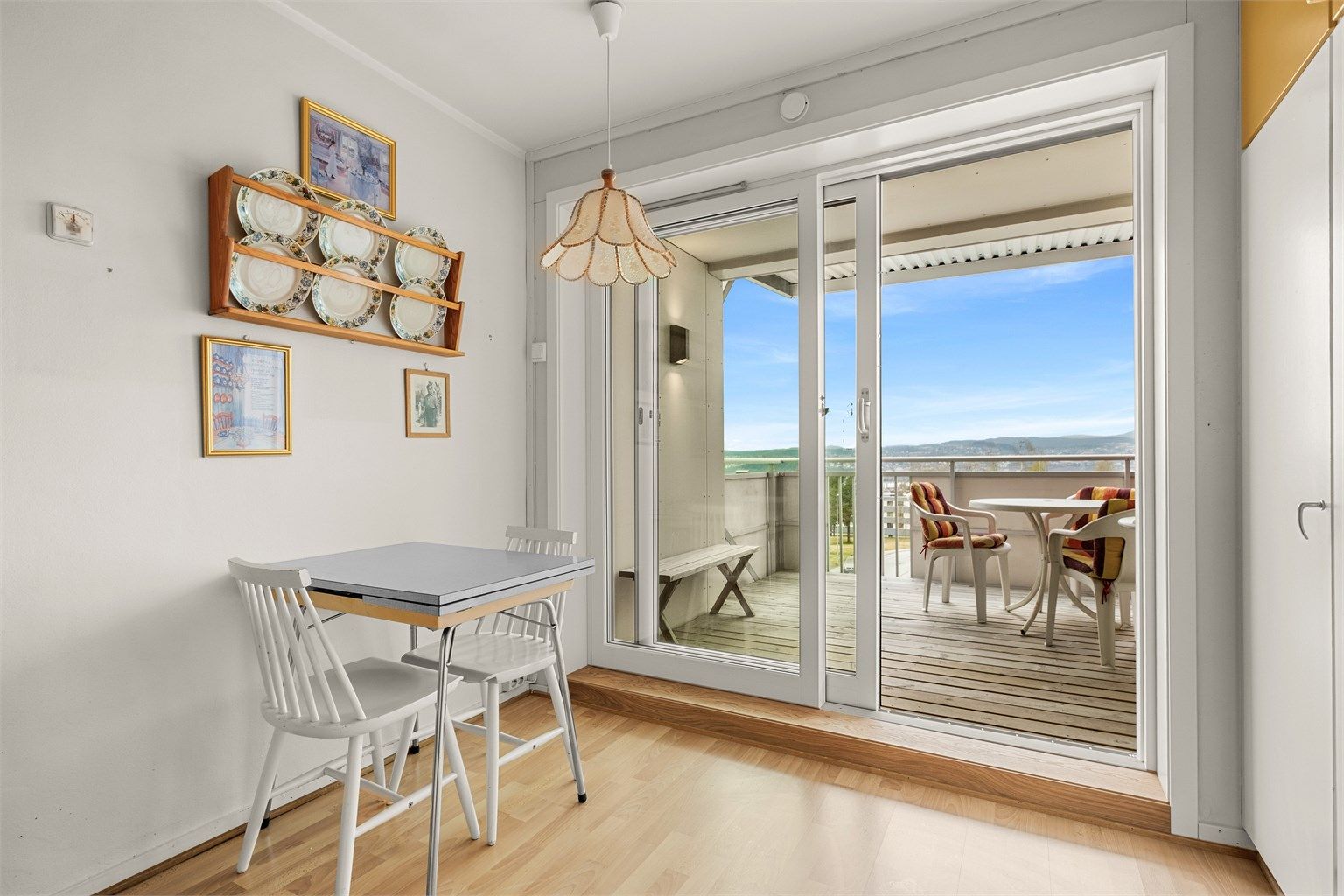 Fra kjøkkenet har man direkte utgang til en overbygd balkong på 8 kvm som på sommerstid vil oppleves som en fin forlengelse av stuen. 