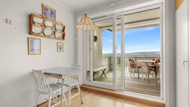 Fra kjøkkenet har man direkte utgang til en overbygd balkong på 8 kvm som på sommerstid vil oppleves som en fin forlengelse av stuen.