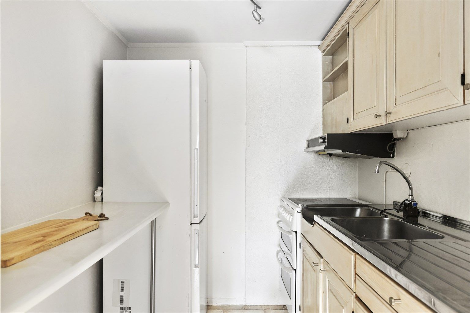 Enkel kjøkkenløsning i underetasjen ( tidligere matbod i følge byggetegninger, ikke bruksendret).