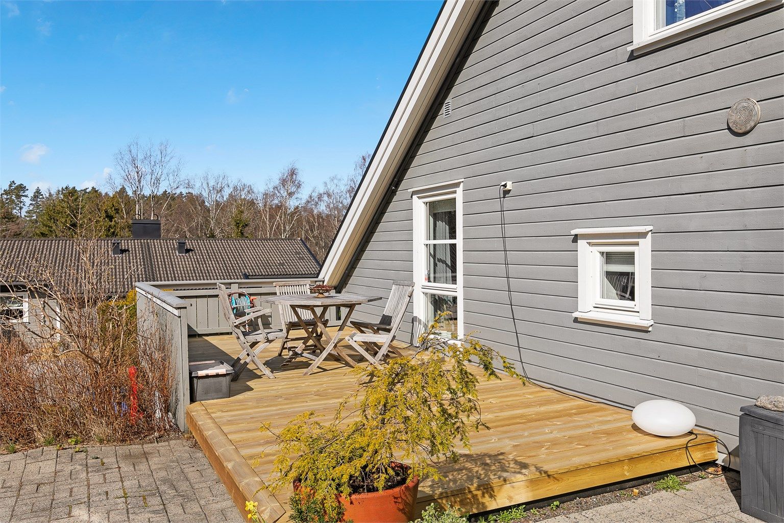 Platting ved inngangsparti bygget i 2024.