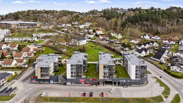 Beliggenheten er svært praktisk med Coop Extra i første etasje av bygget, som forenkler hverdagslogistikken.