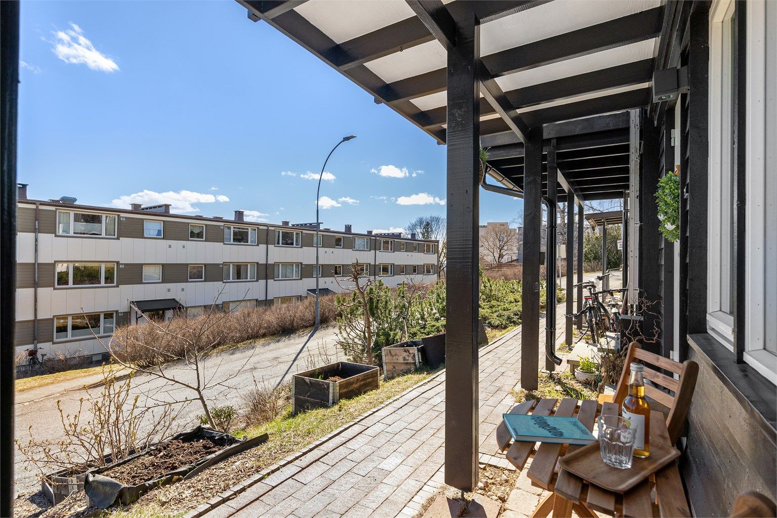 Boligen er tilknyttet Huseierlaget Brekkelia Terrasse og ligger i et meget barnevennlig nabolag