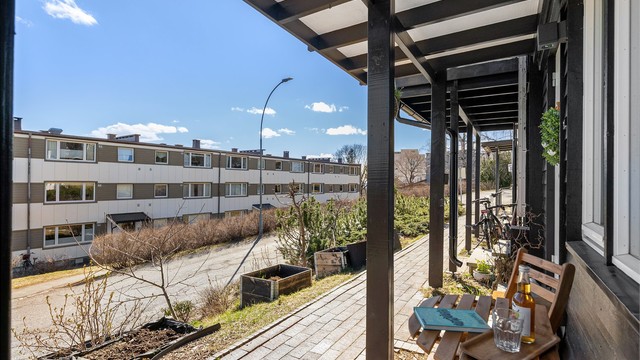 Boligen er tilknyttet Huseierlaget Brekkelia Terrasse og ligger i et meget barnevennlig nabolag