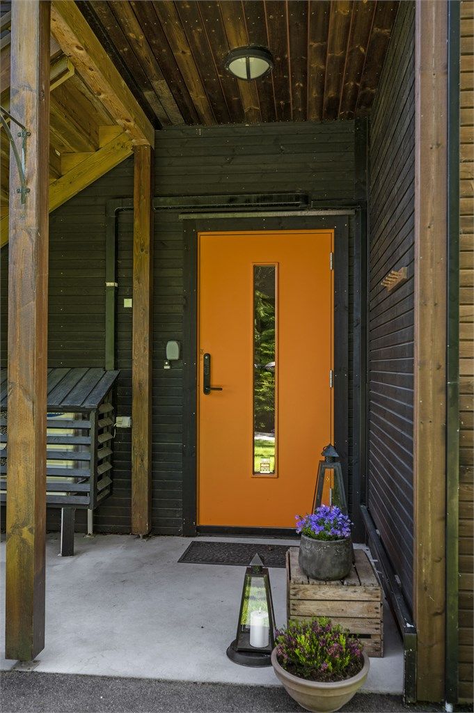 Inngangsparti. Yale dørlås på ytterdøren.