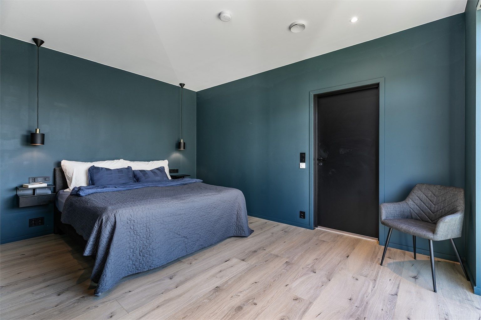 Med både walk-in closet og eget bad er hovedsoverommet et fullkomment master bedroom. I gulvet er det vannbåren varme.