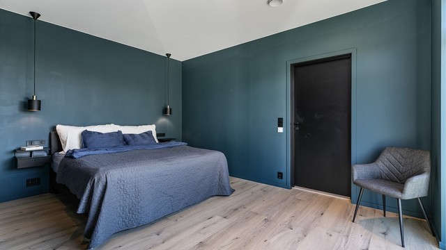 Med både walk-in closet og eget bad er hovedsoverommet et fullkomment master bedroom. I gulvet er det vannbåren varme.