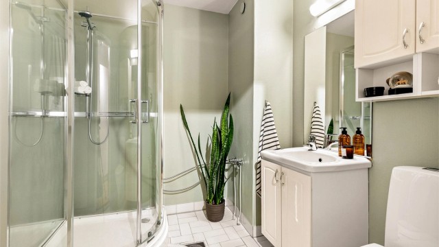 Badet har flislagt gulv og malte veggoverflater. Nytt dusjkabinett ble montert i 2017. Det er også opplegg for vaskemaskin.