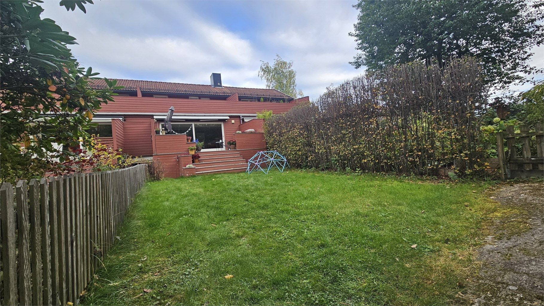 Usjenert hage med plass til lek og trampoline 