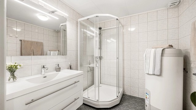 BAD i 2. etg: dusjkabinett med skyvedør, dusjarmatur tilkoblet hånddusj - varmtvannsbereder på 198 liter (2016) - opplegg for vaskemaskin