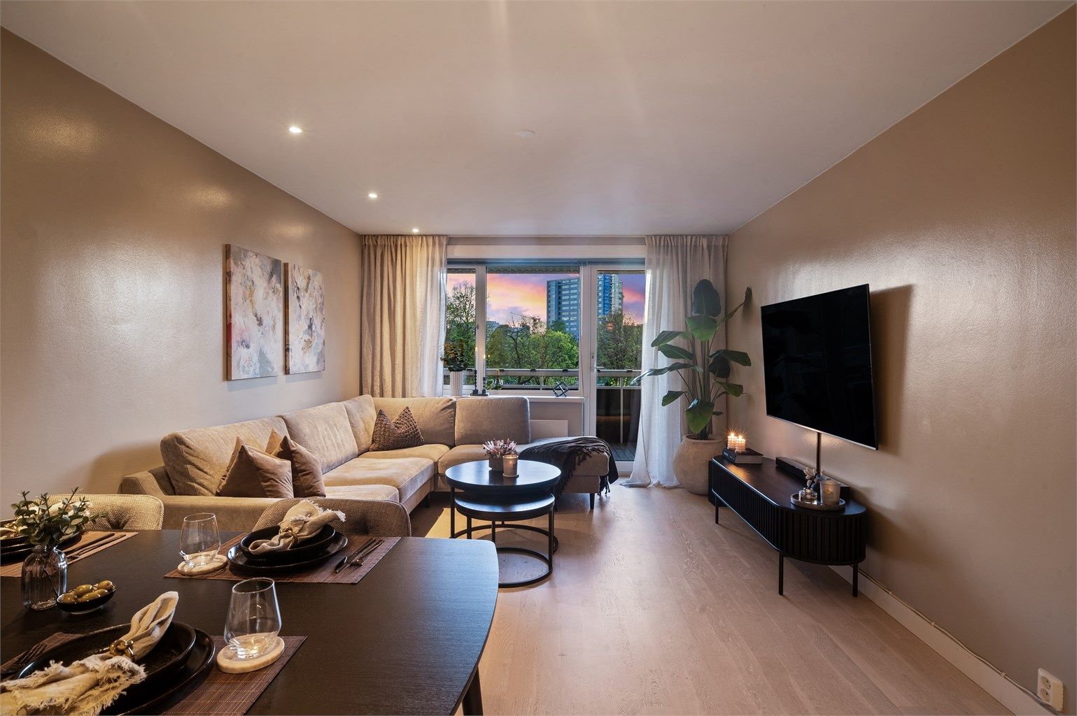 Leiligheten byr på en lys og romslig stue med store vindusflater som slipper inn rikelig med lys og luft samt fin utsikt, i tillegg er det svært lite innsyn. 