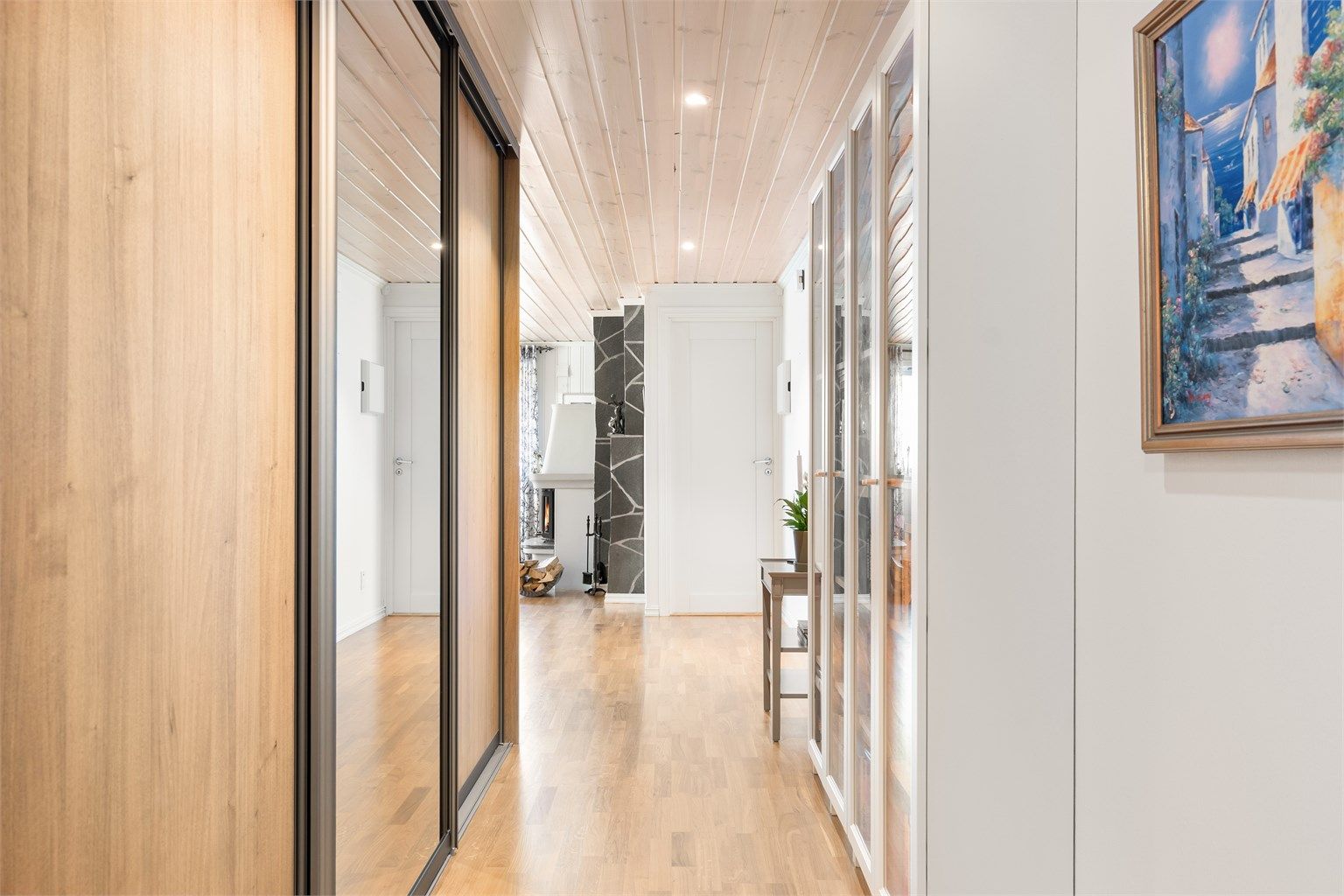 Ì gangen utenfor soverommet benyttet som trimrom er en stor og praktisk skyvedørsgarderobe montert.