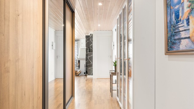 Ì gangen utenfor soverommet benyttet som trimrom er en stor og praktisk skyvedørsgarderobe montert.