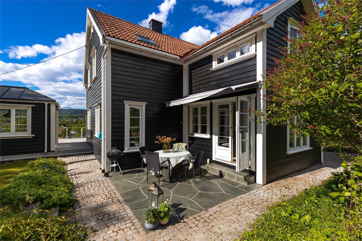 Fra terrassen er det tilgang til hagen og de andre uteplassene.
