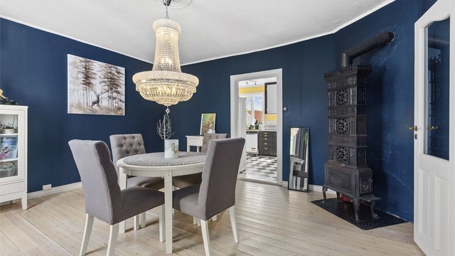 Stor spisestue med tilgang fra både kjøkken og stue.