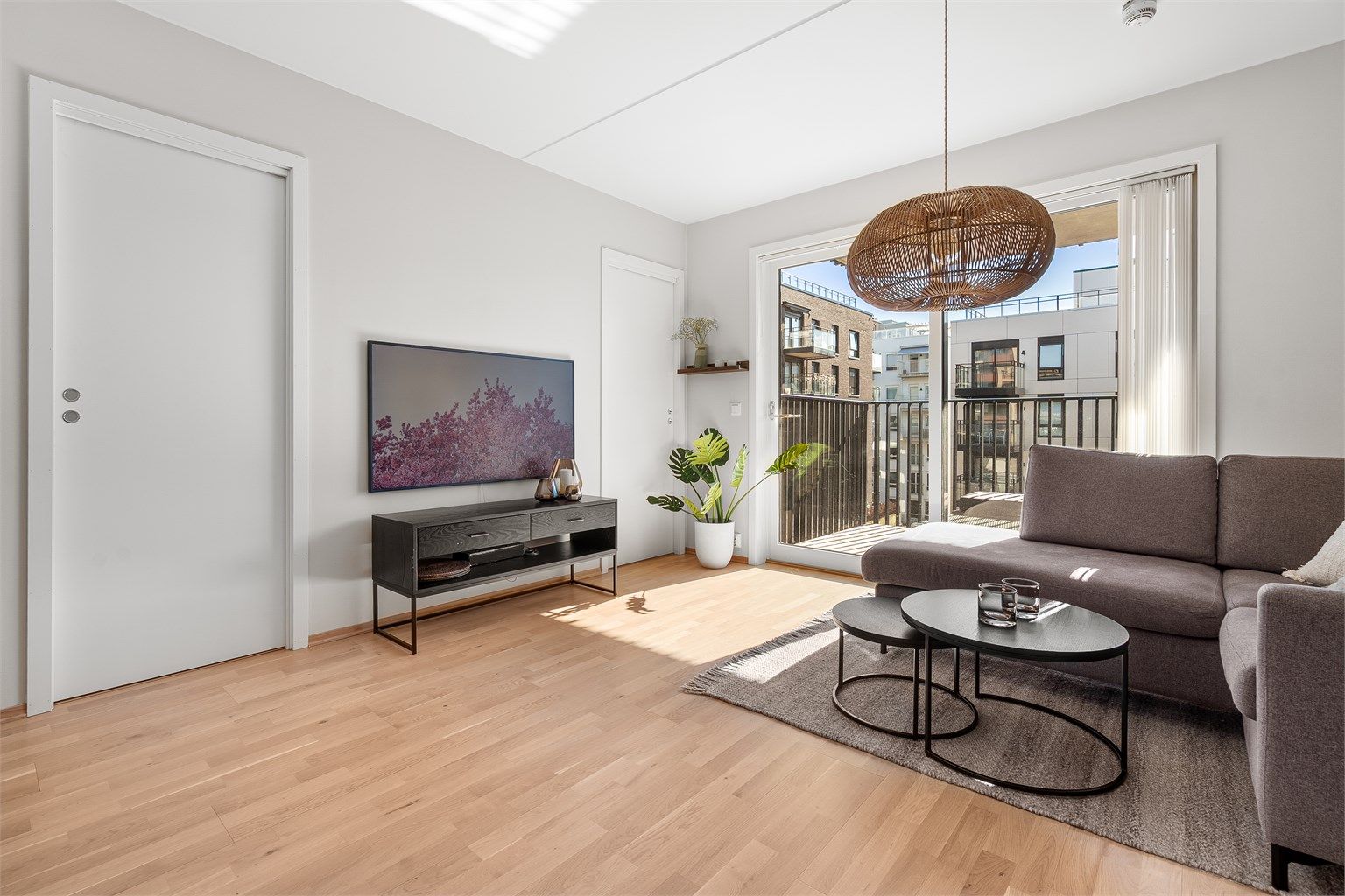 Natulig plassering til oppeng av tv på vegg, samt god plass til sjenk.