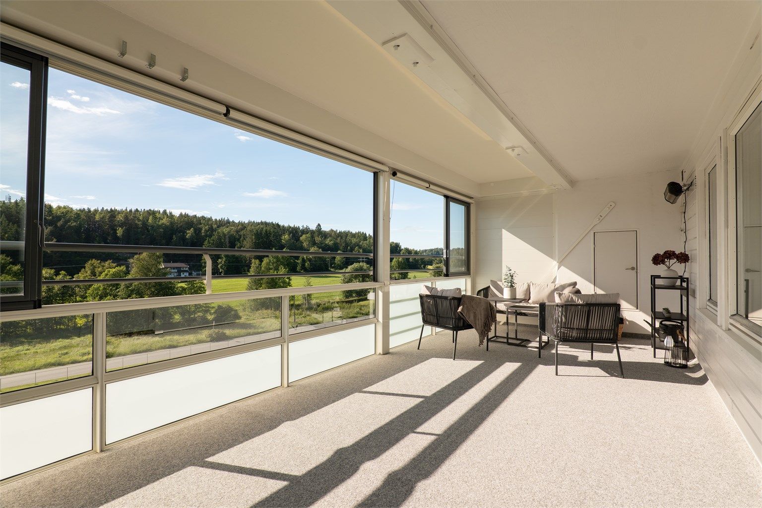 På leilighetens over 20 kvm. store veranda kan du glede deg over flott utsikt. Sommerstid titter solen inn fra tidlig ettermiddag til den går ned bak åsen i vest. Fotograf; Kristoffer Kristiansen.