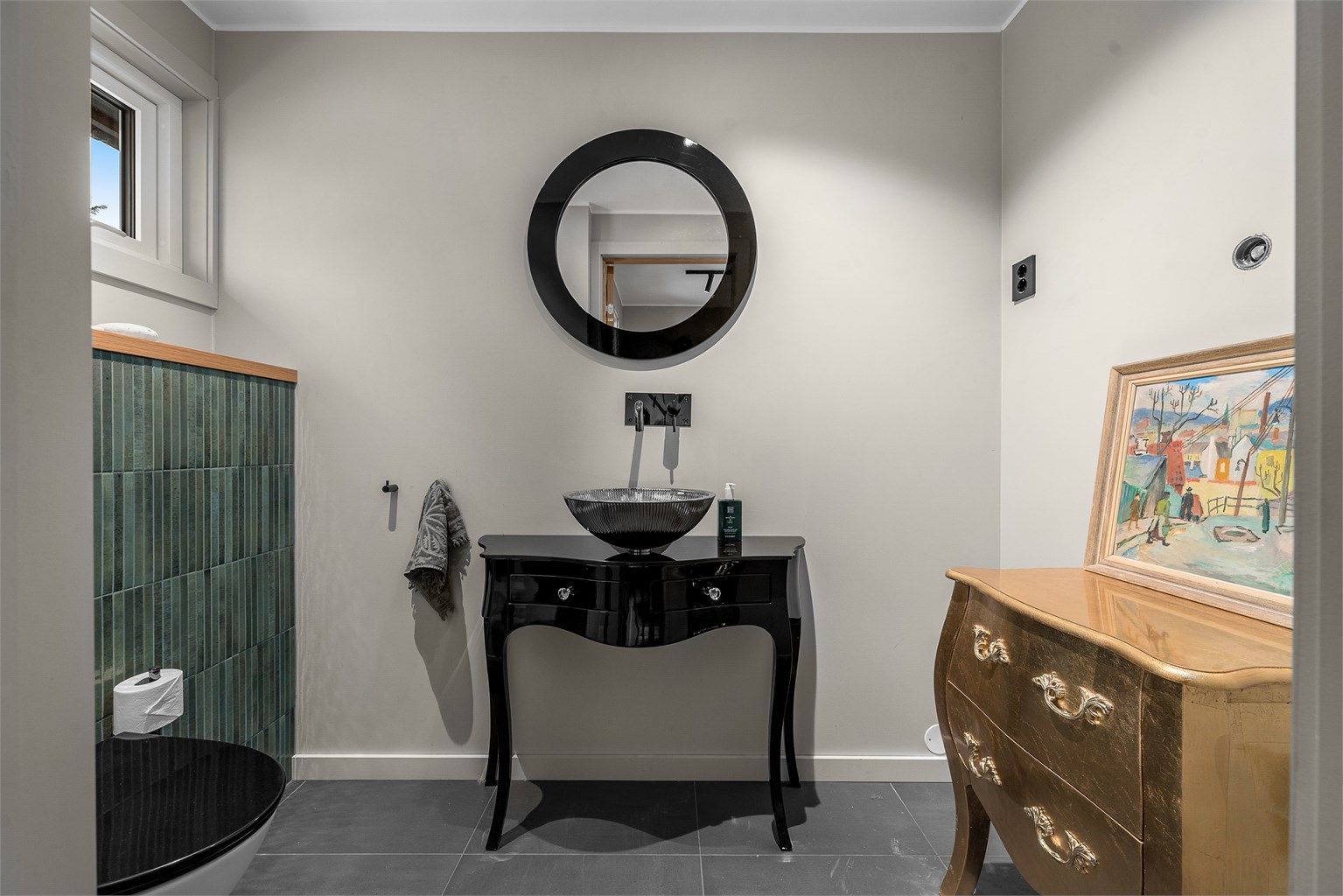 Gjestetoalett med adkomst fra entreen. Moderne fargevalg i fliser og innredning.