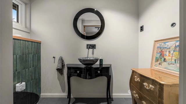 Gjestetoalett med adkomst fra entreen. Moderne fargevalg i fliser og innredning.