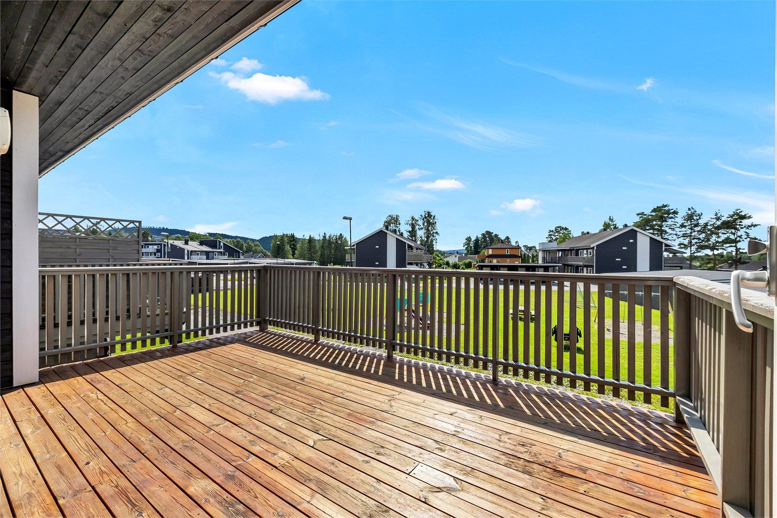 Leiligheten har en romslig sør-vest vendt balkong på ca 14 kvm.