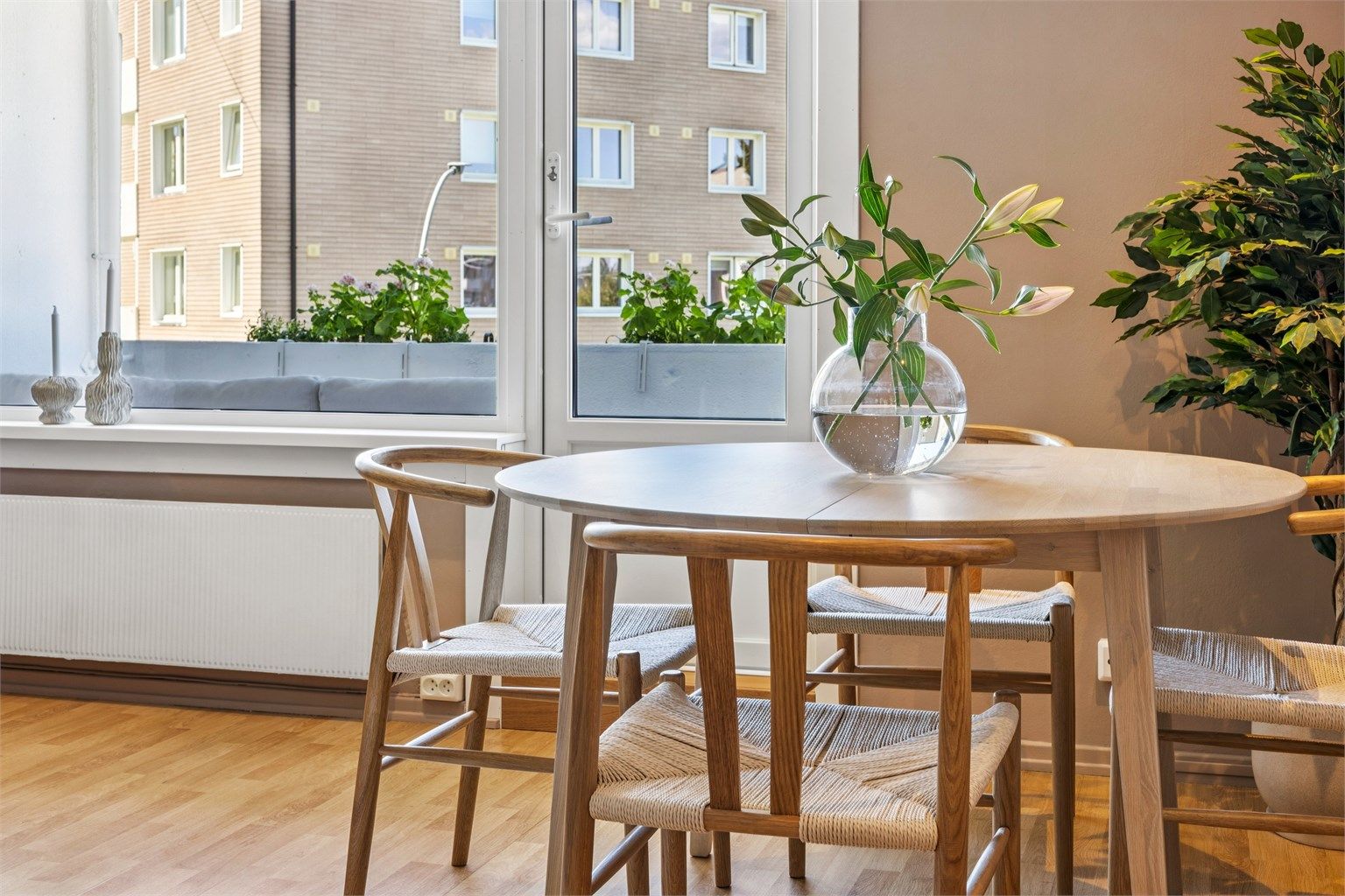 Stuen er lett å møblere og har god plass til både spisebord og en romslig sofagruppe.