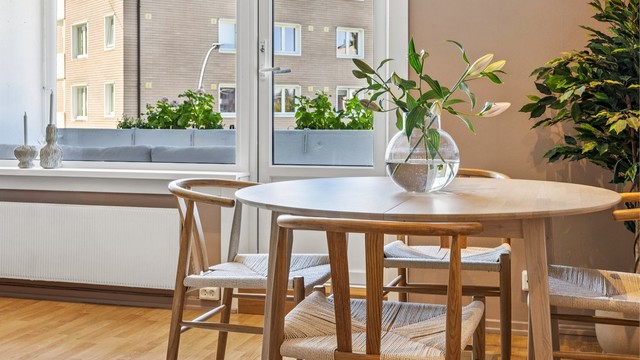 Stuen er lett å møblere og har god plass til både spisebord og en romslig sofagruppe.