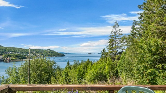 Flott utsikt fra eiendommen mot fjorden og de vakre omgivelsene i Råkvåg. I sommerhalvåret er bryggemiljøet et naturlig samlingspunkt, og det arrangeres blant annet kunst- og kulturaktiviteter i de historiske bryggene.