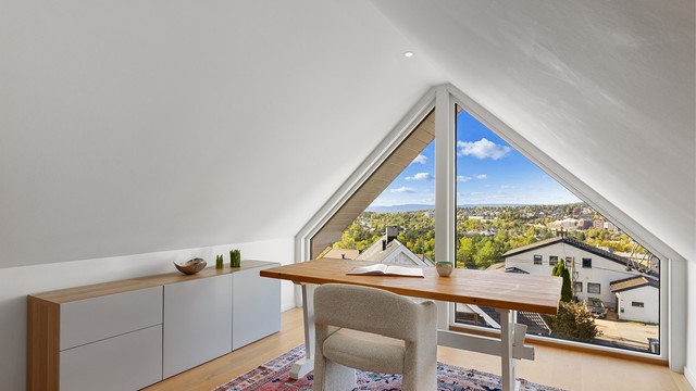Loftstuen preges av gavlvegg med karakteristisk trekantet vindu og flott utsikt.