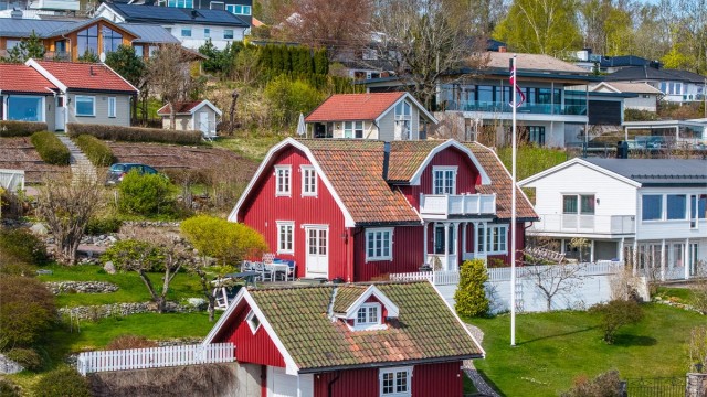 Eiendommen ligger i et etablert og attraktivt boligområde ved sjøen.