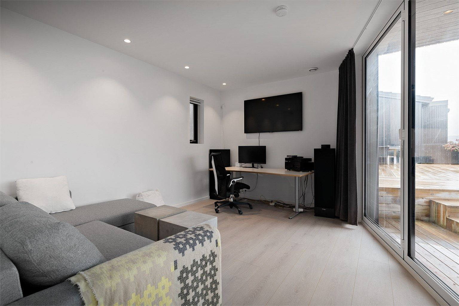 Oppholdsrom mot sør ved carport