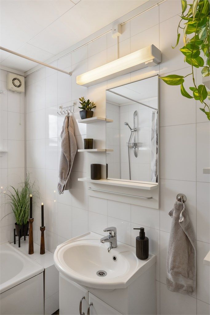 Badet er utstyrt med servantskap, speil med belysning og elektrisk styrt avtrekksvifte.