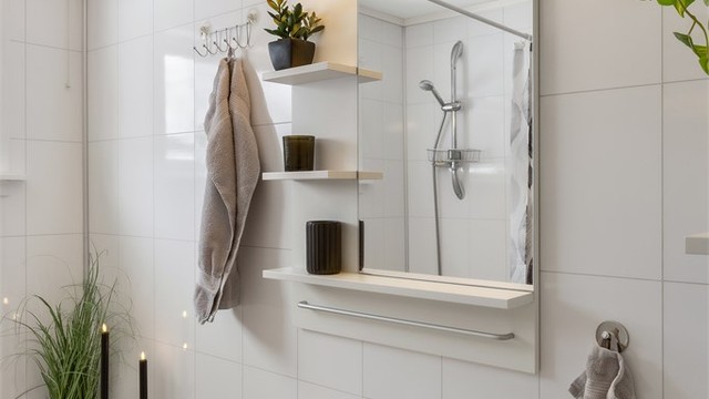 Badet er utstyrt med servantskap, speil med belysning og elektrisk styrt avtrekksvifte.