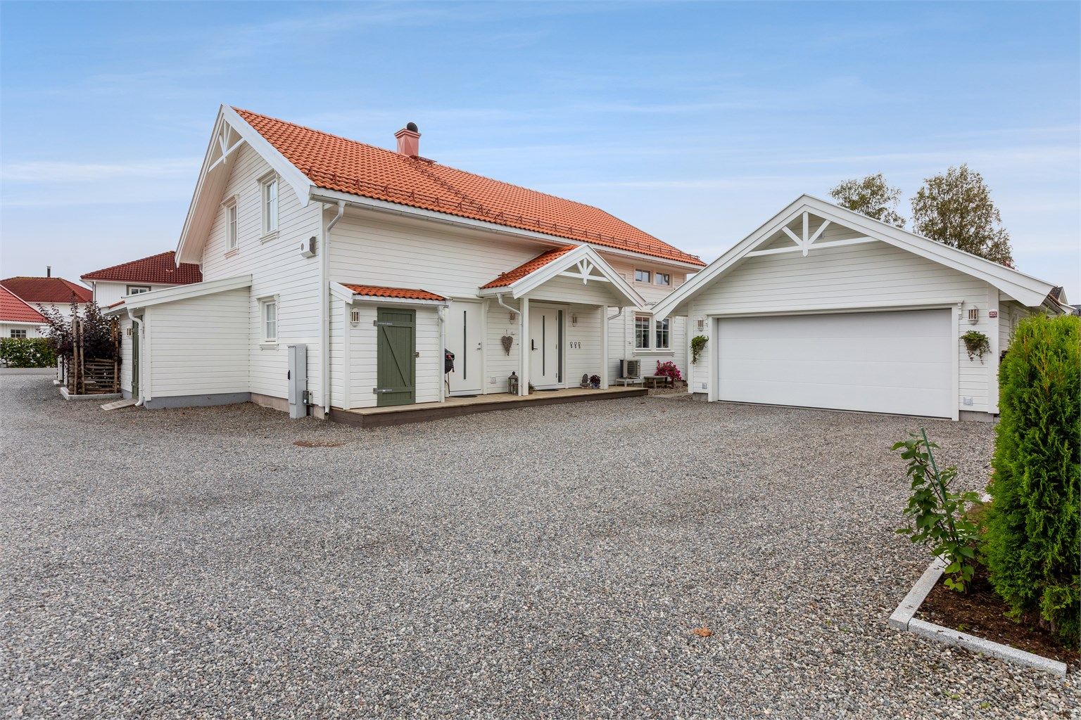 Enebolig over 2 plan med frittstående dobbelgarasje