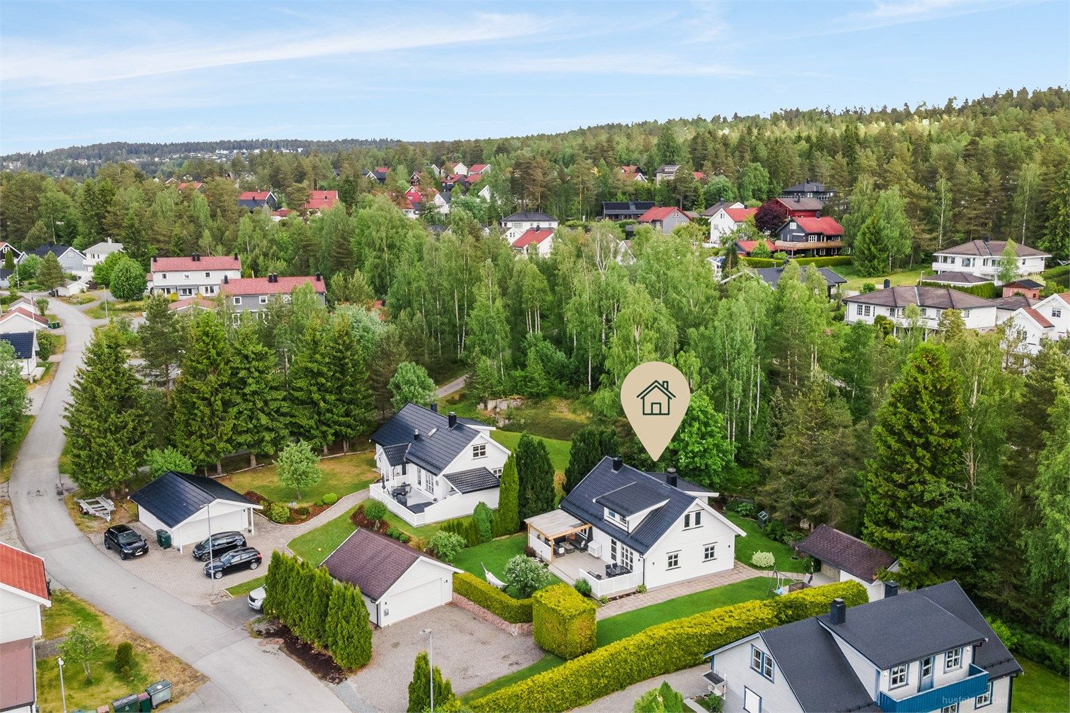Boligen ligger i en gate med lite gjennomgangstrafikk og beliggende usjenert til med skogen i bakkant.