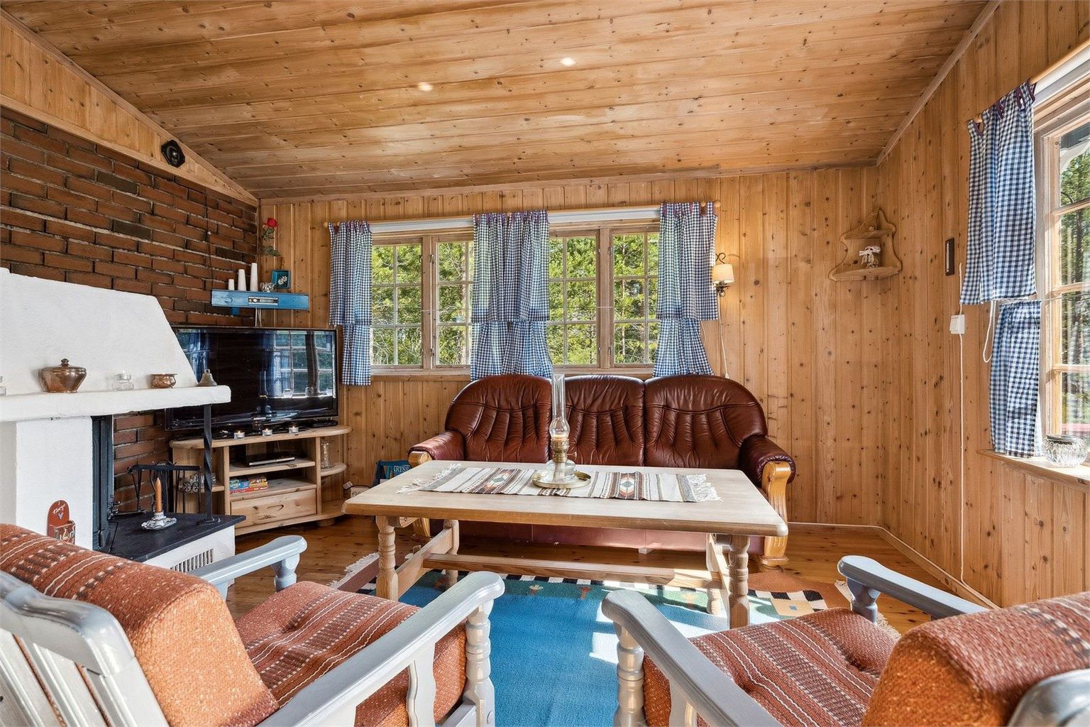 Varm og innbydende stue med vedovn.