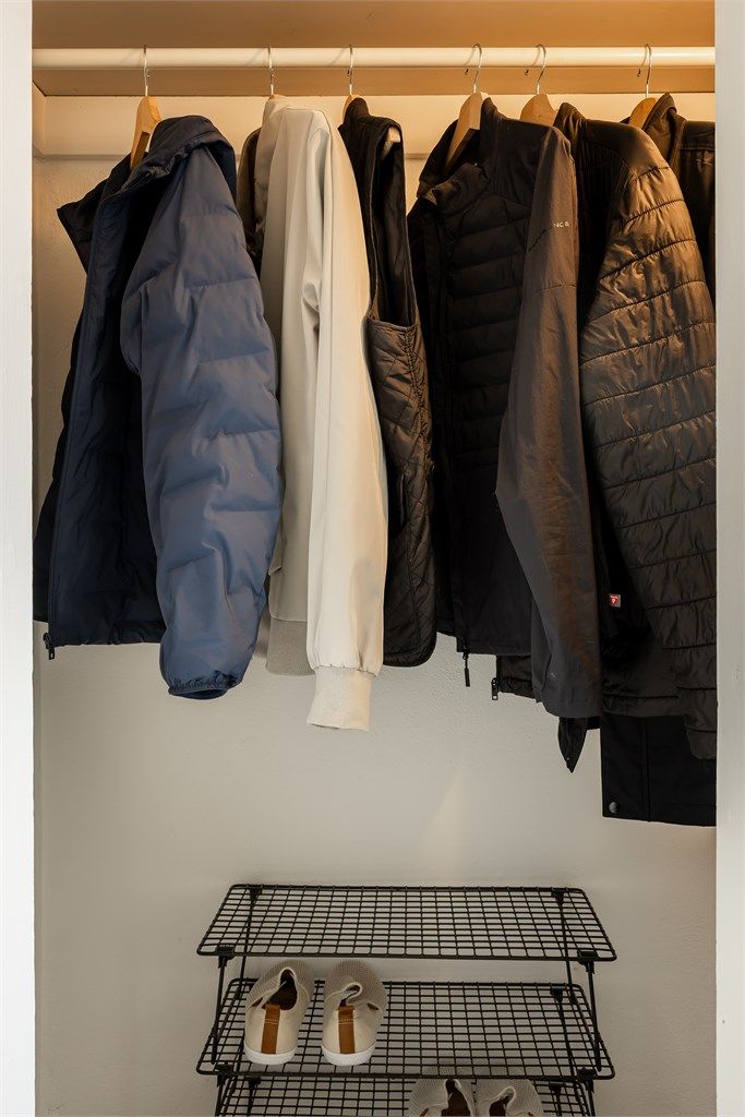 Her er det god plass til å sette fra seg sko og henge fra seg jakker. Da slipper man at det tar masse plass i gangen. 