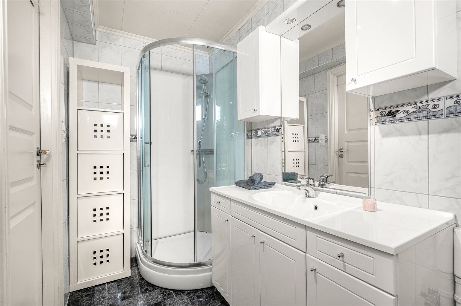 Badet er opprinnelig byggemeldt som bod. Det er ikke søkt bruksendring fra tilleggsdel til hoveddel. Kjøper overtar alt ansvar, eventuell kostnad og risiko forbundet med dette.